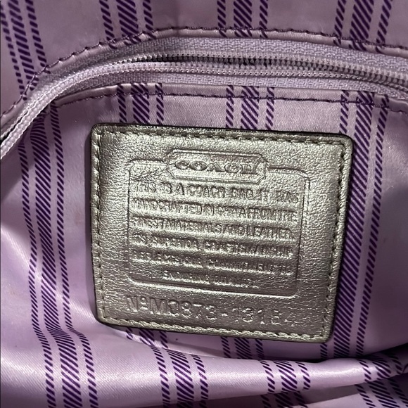 Coach Gold Shoulder Bag with Elegant Design - Picture 6 of 7